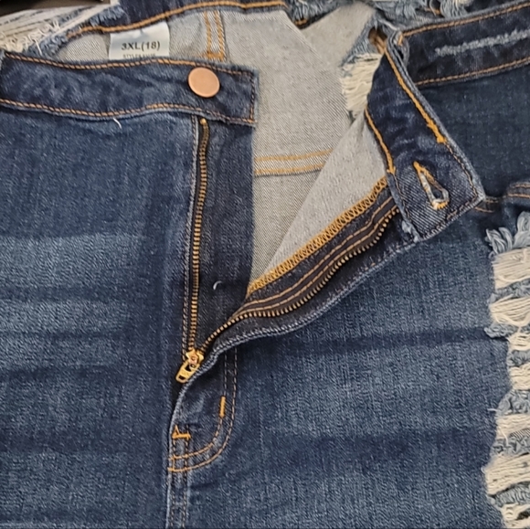 Fashion Nova Women's Distressed Bermuda Shorts Dark Wash 3X - Picture 5 of 10